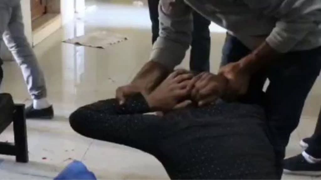 Vídeo de pai chorando por morte de criança não tem relação com vacina