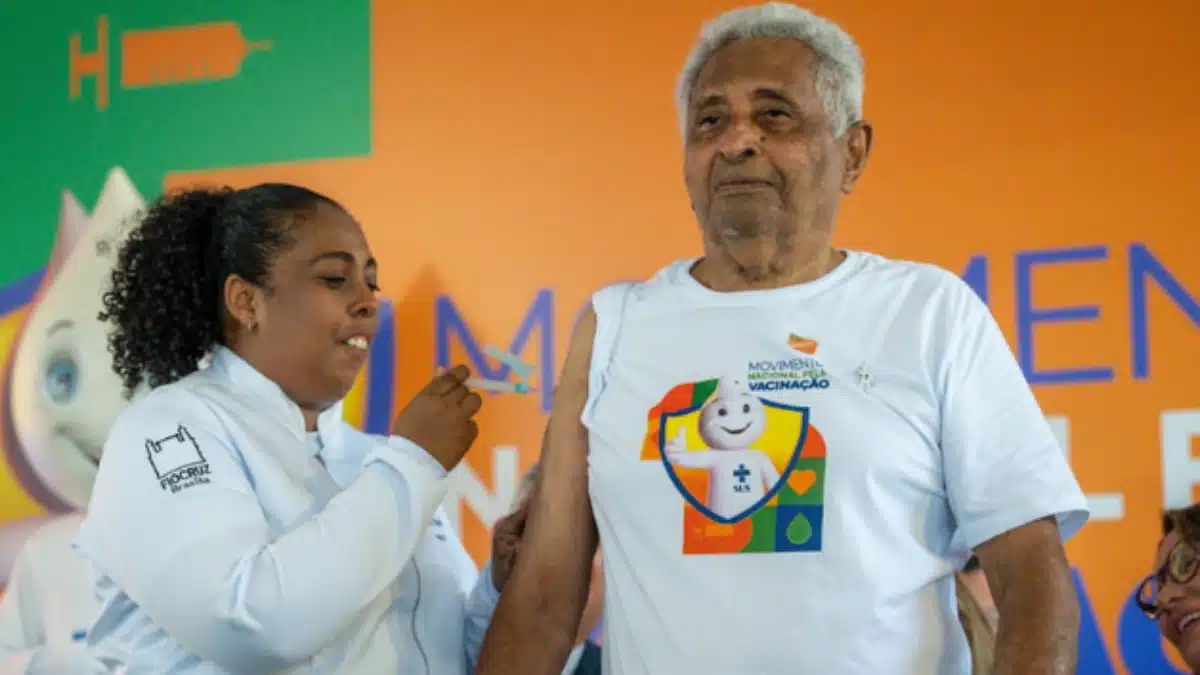 Vacina é vida, diz João de 90 anos ao ser vacinado em campanha